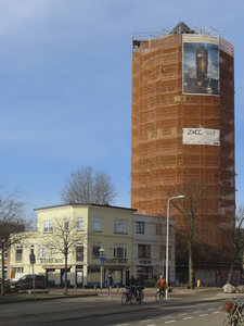 901527 Gezicht op de watertoren (Amsterdamsestraatweg 380) te Utrecht, die door Zecc-architecten gerestaureerd wordt en ...
